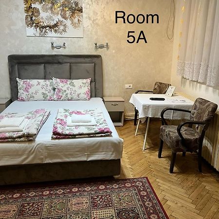 Sobe Sa Sopstvenim Kupatilom Private Rooms Bathroom In Center Novi Sad Exteriör bild