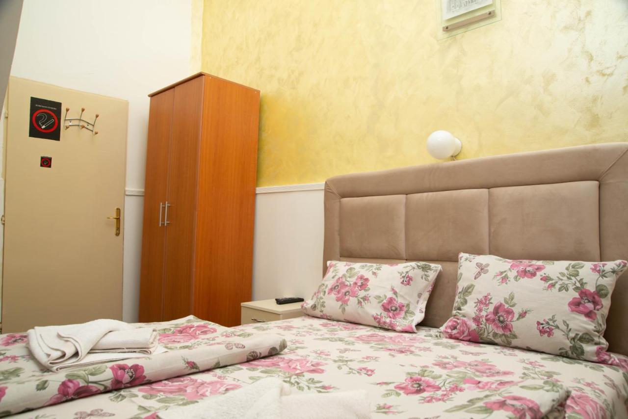 Sobe Sa Sopstvenim Kupatilom Private Rooms Bathroom In Center Novi Sad Exteriör bild