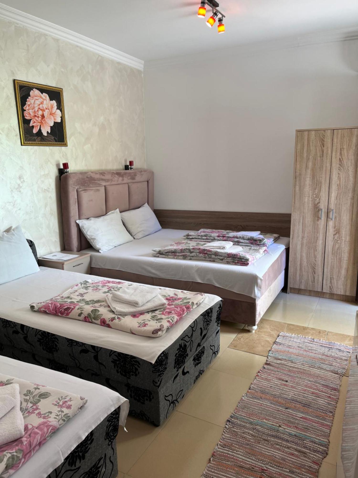 Sobe Sa Sopstvenim Kupatilom Private Rooms Bathroom In Center Novi Sad Exteriör bild