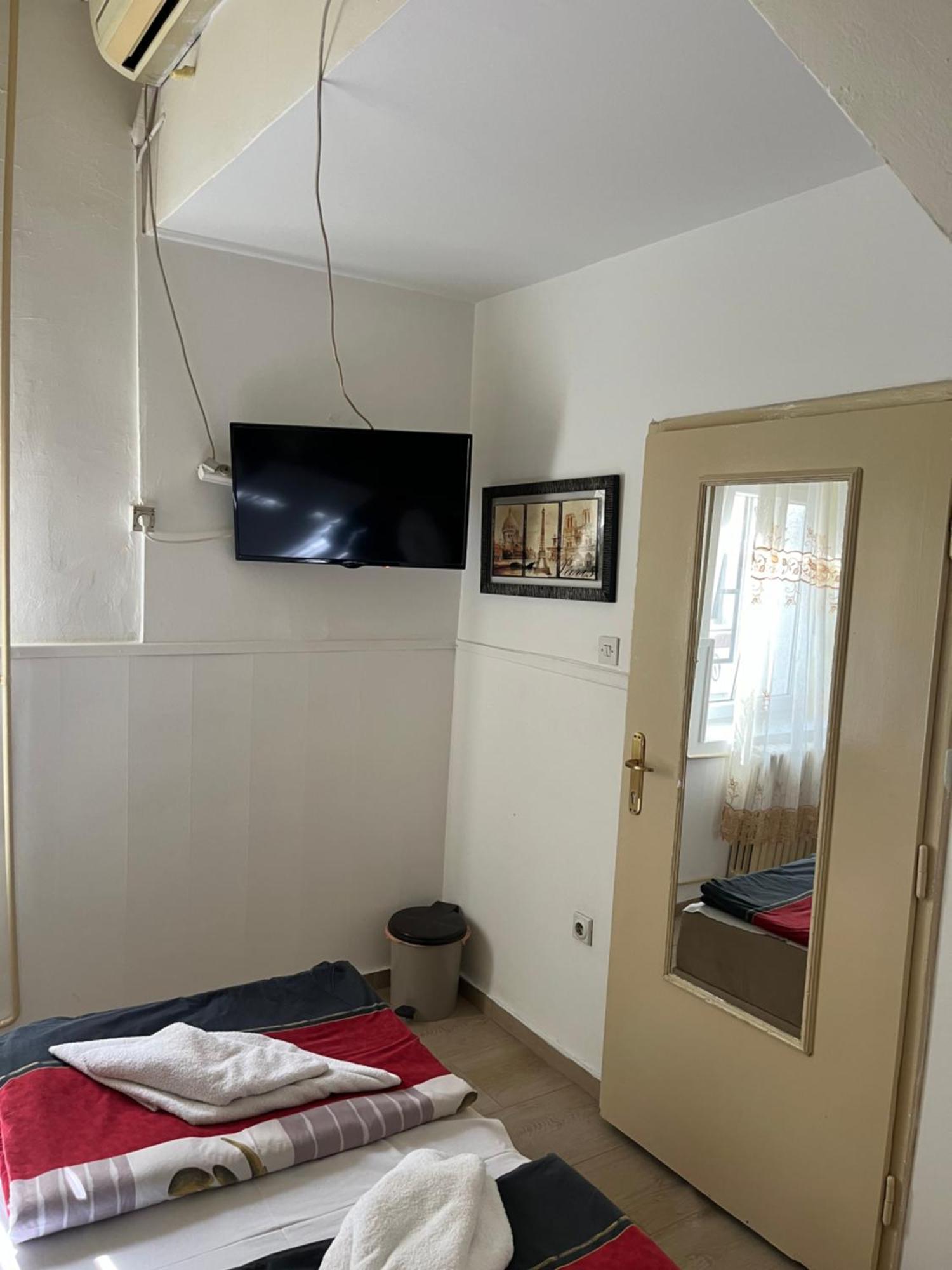 Sobe Sa Sopstvenim Kupatilom Private Rooms Bathroom In Center Novi Sad Exteriör bild