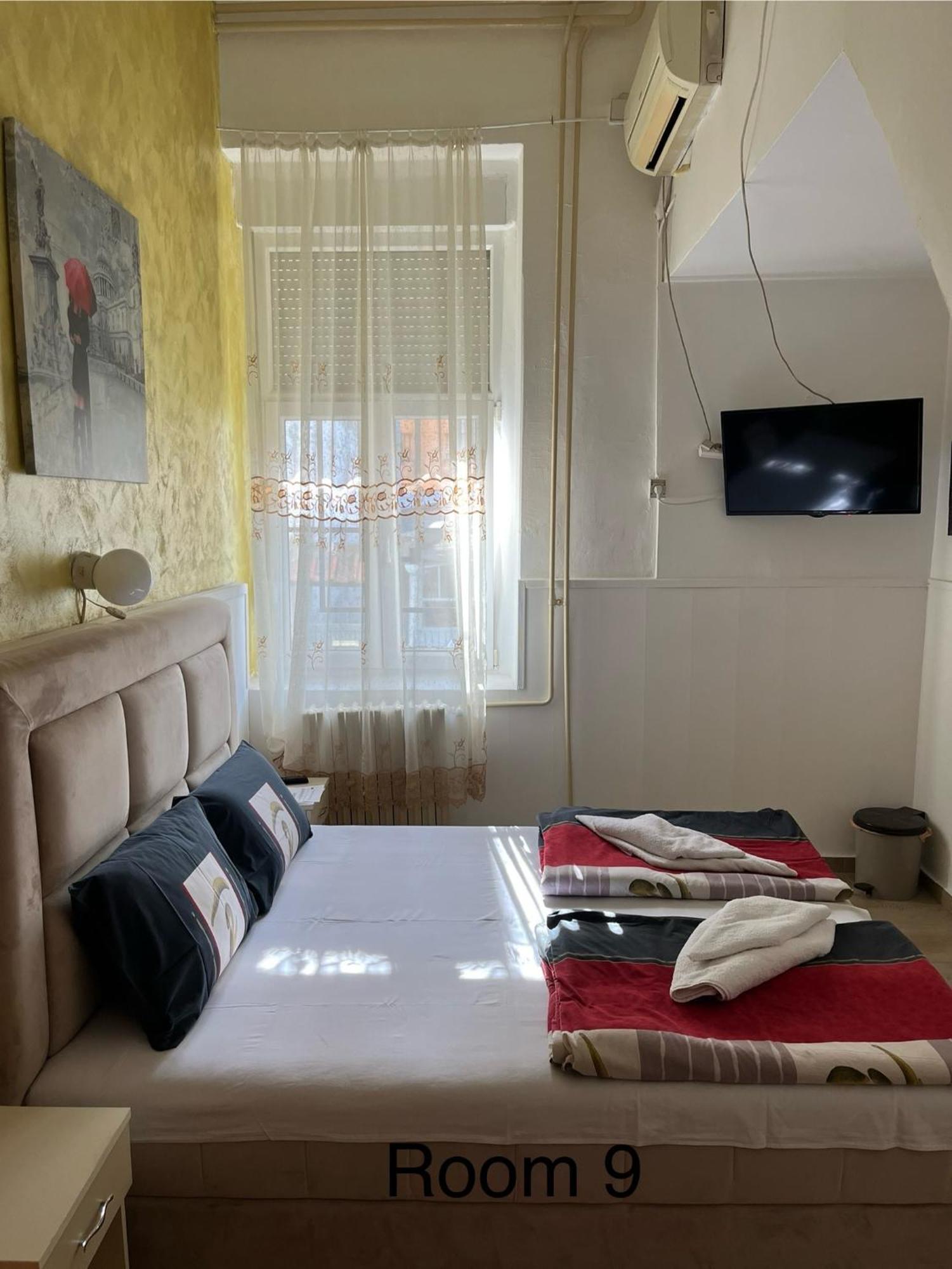 Sobe Sa Sopstvenim Kupatilom Private Rooms Bathroom In Center Novi Sad Exteriör bild