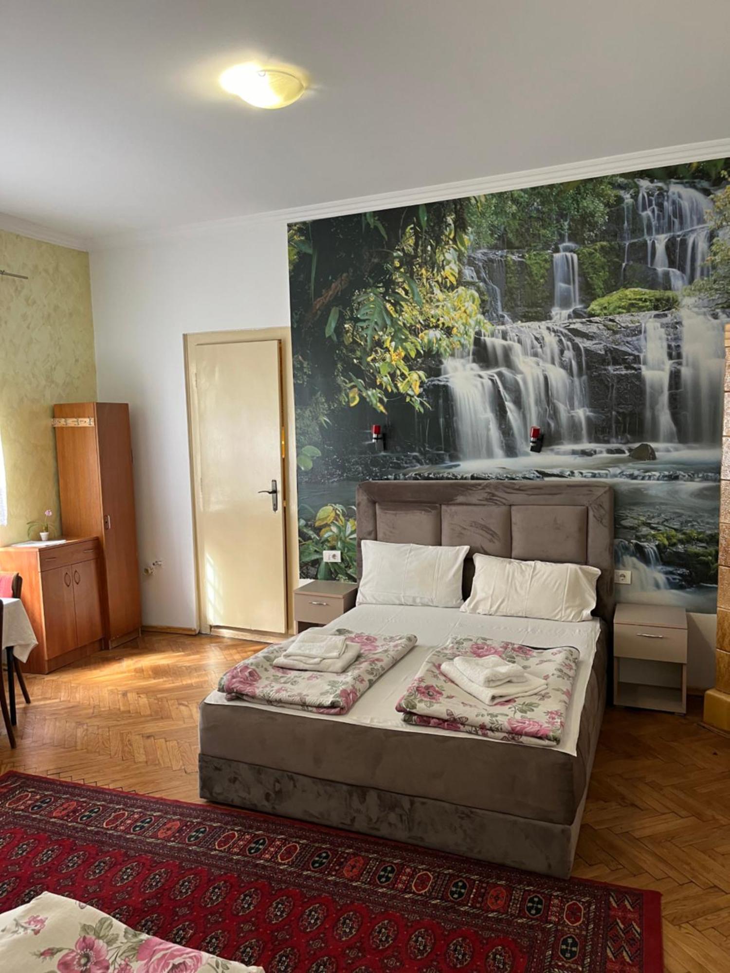 Sobe Sa Sopstvenim Kupatilom Private Rooms Bathroom In Center Novi Sad Exteriör bild