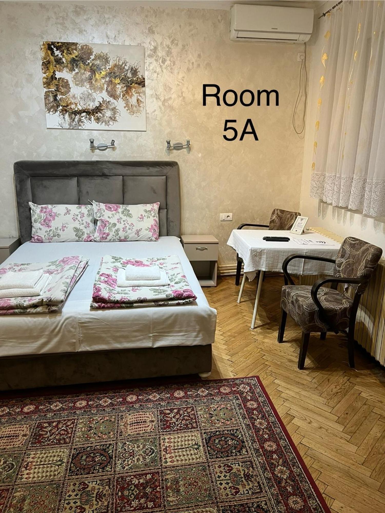Sobe Sa Sopstvenim Kupatilom Private Rooms Bathroom In Center Novi Sad Exteriör bild
