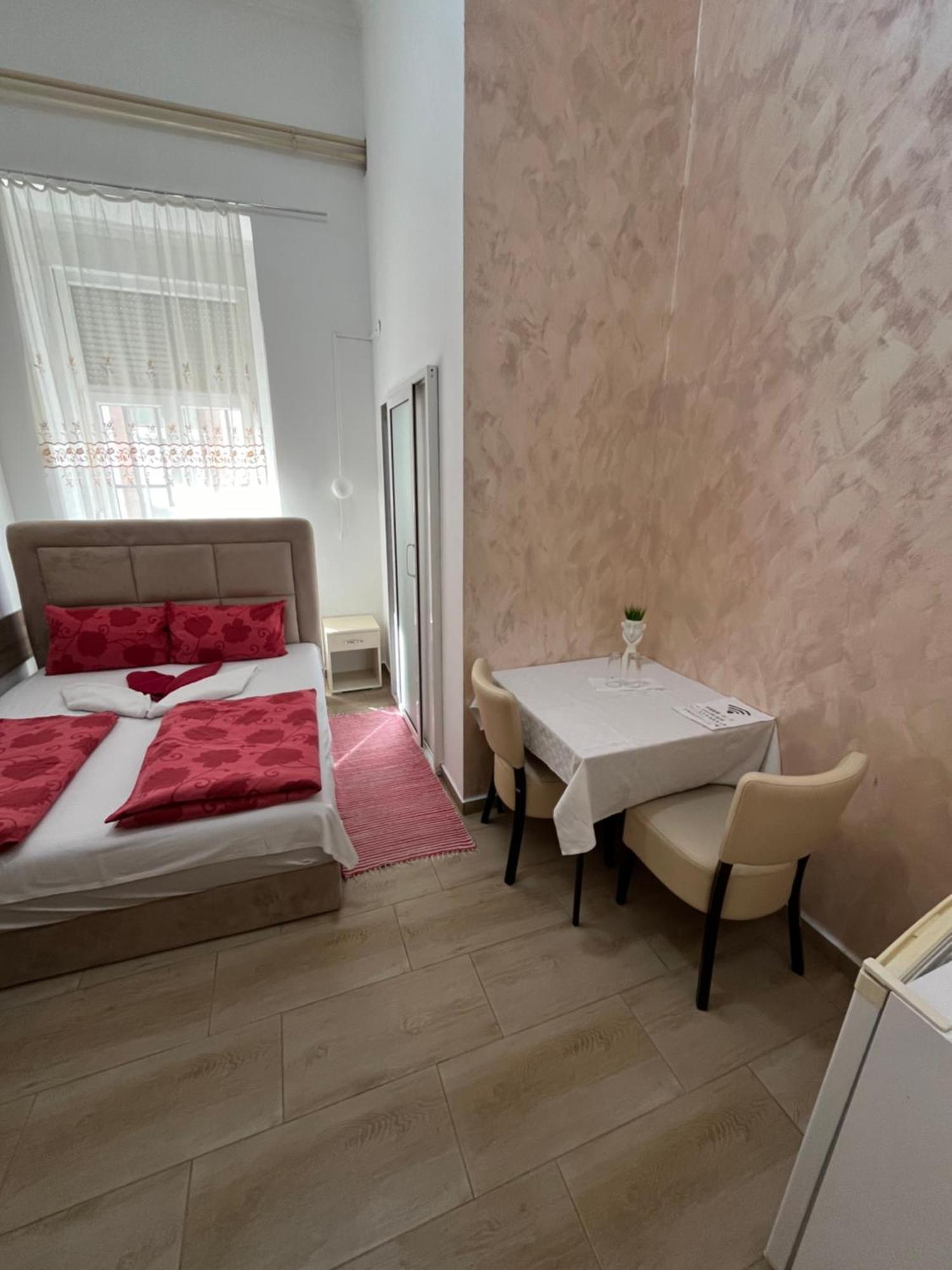Sobe Sa Sopstvenim Kupatilom Private Rooms Bathroom In Center Novi Sad Exteriör bild