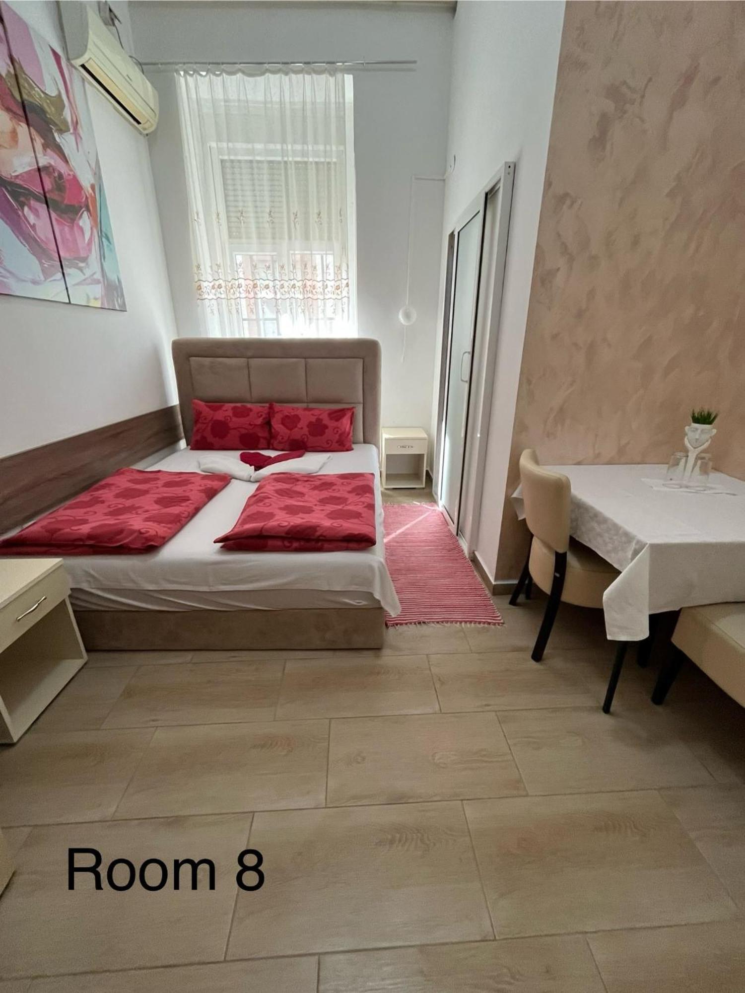 Sobe Sa Sopstvenim Kupatilom Private Rooms Bathroom In Center Novi Sad Exteriör bild